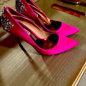 COPY - Gorgeous pump used normal a few details down in pict missing 1 stone.